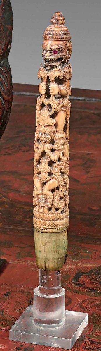 INDONESIE, XIXe siècle Manche en ivoire sculpté d'une divinité chevauchant un dé&hellip;