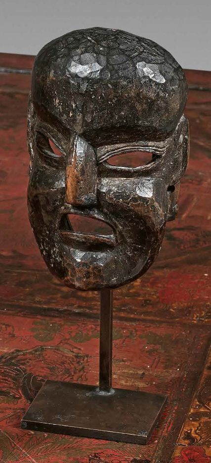 Null 阿鲁纳恰尔邦（？）的面具，尼泊尔。
，木头上有深棕色和黑色的铜锈。
高度：14厘米
小脸，嘴巴和眼睛大开，颧骨从眉弓处凸出。请注意眼睑的精致工作和耳朵&hellip;