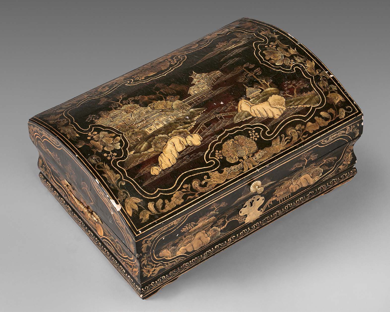 Null 被称为 "假发盒 "的马桶，有黑漆和镀金的中国装饰。
青铜垂柄，刻有镀金的黄铜锁和把手。
18世纪上半叶。
 （事故）。
高度 : 15 cm - 宽&hellip;