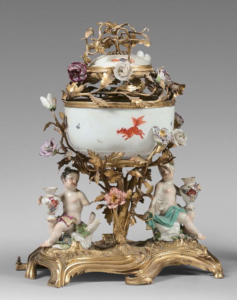 Null 瓷器和鎏金铜罐，装饰有两个普提和一个带有卡基蒙装饰的杯子。
路易十五时期。
高度：27厘米-宽度：21厘米
深度：15.5厘米