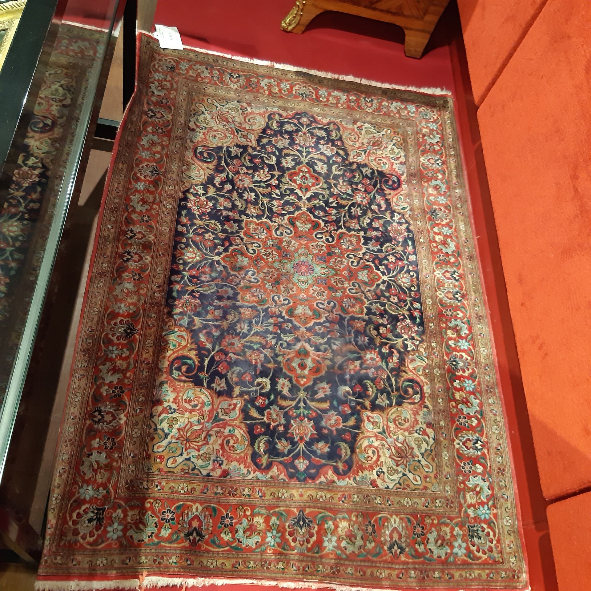 Null 
六条辫子之间的红色边框。
长：144厘米-宽：104厘米的现代波斯小地毯，装饰着蓝色叶子背景上的徽章和横幅。