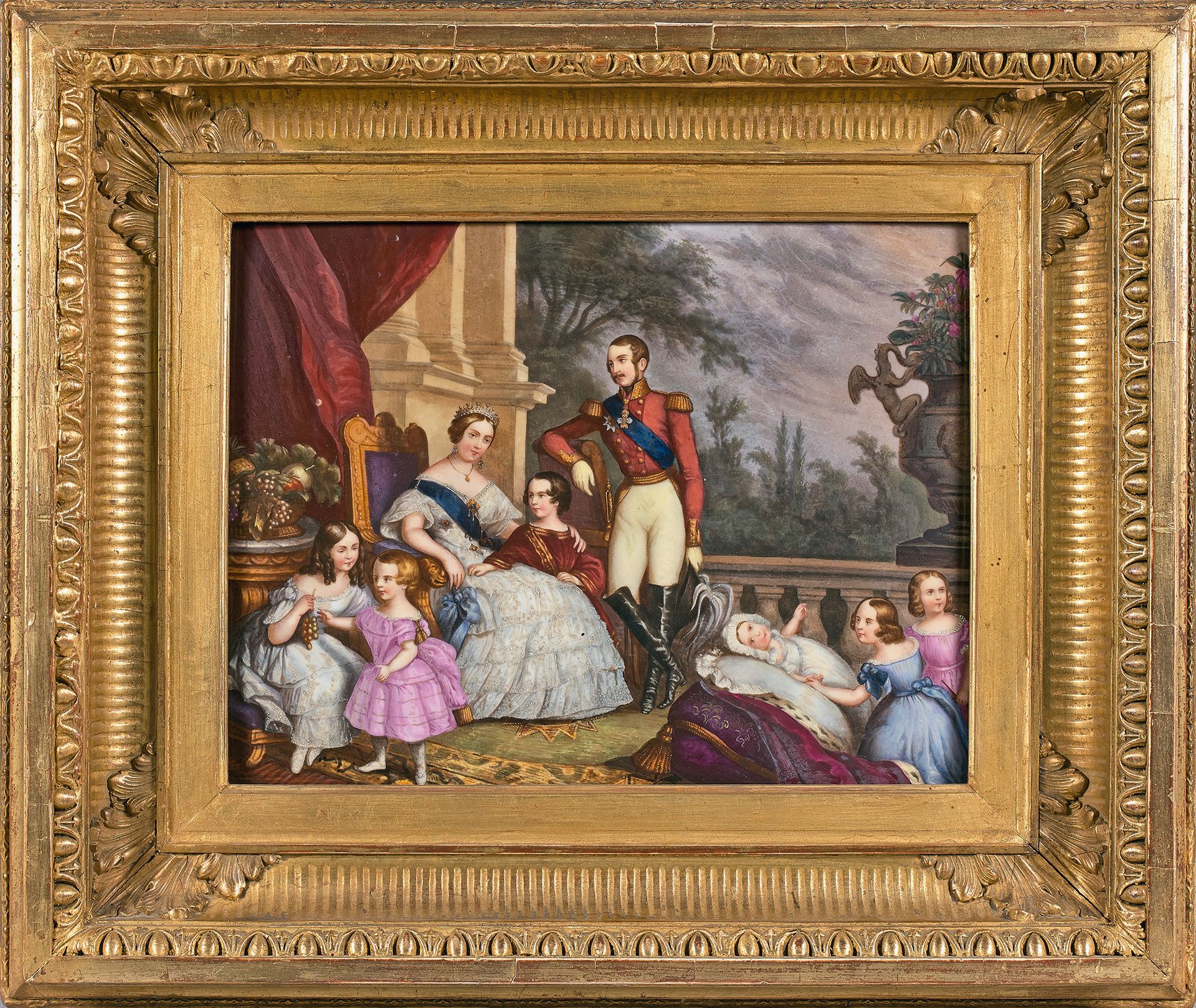 Null 
高度：33,5 cm
宽度：42,5 cm
在一个镀金的木框里，有维多利亚女王、阿尔伯特王子和他们六个孩子的场景的大型瓷牌。
