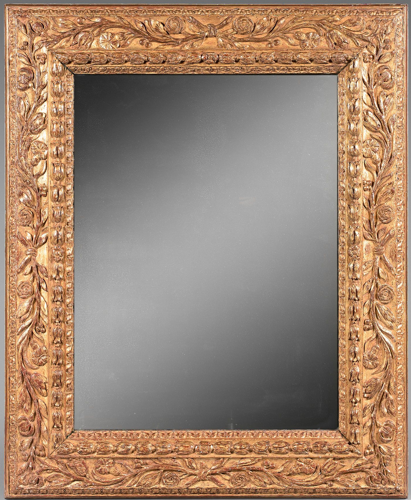 Null 
18世纪初。
 （经过修改和重塑的现代镜子）。在镀金的木框中，雕刻着橄榄枝和花朵。
高度 : 110 cm - 宽度 : 89 cm