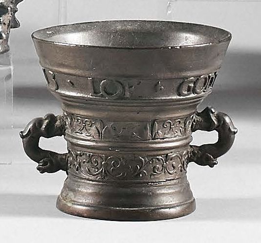 Null Small bronze mortar decorated with two foliage friezes, dolphin handles, ma&hellip;