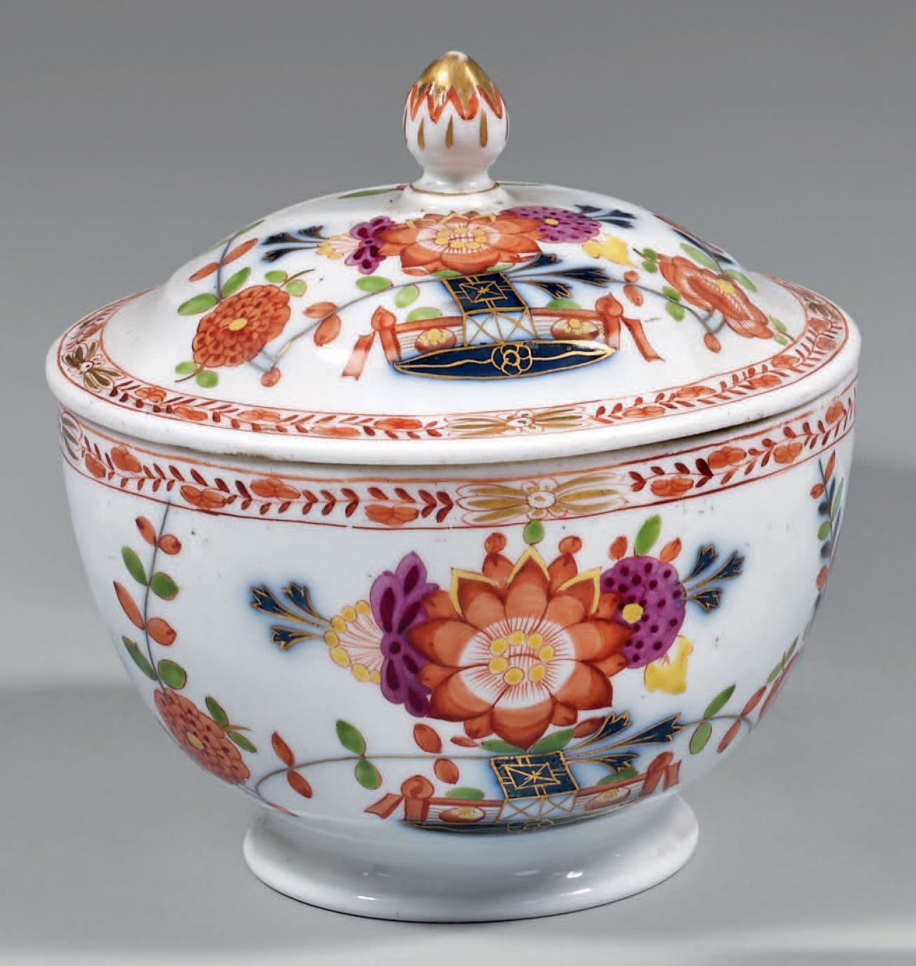 RUSSIE (Gorbunovo), porcelaine de Popov 有盖糖碗，麦森风格的多色和金色装饰，有来自印度的花篮和边缘的花环。有标记。
19&hellip;