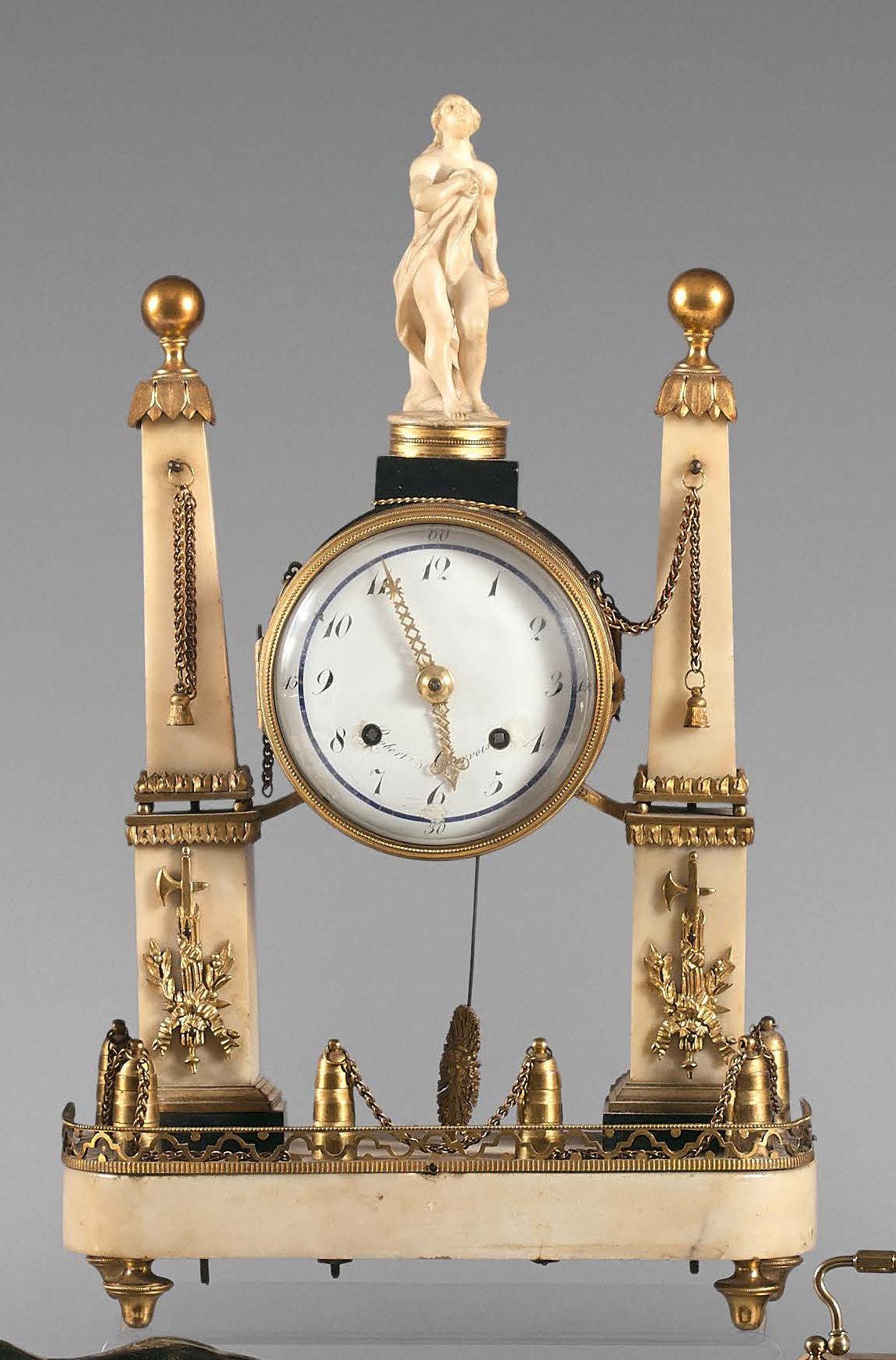 Null Portico clock in white marble and gilt bronze decorated with a statuette of&hellip;