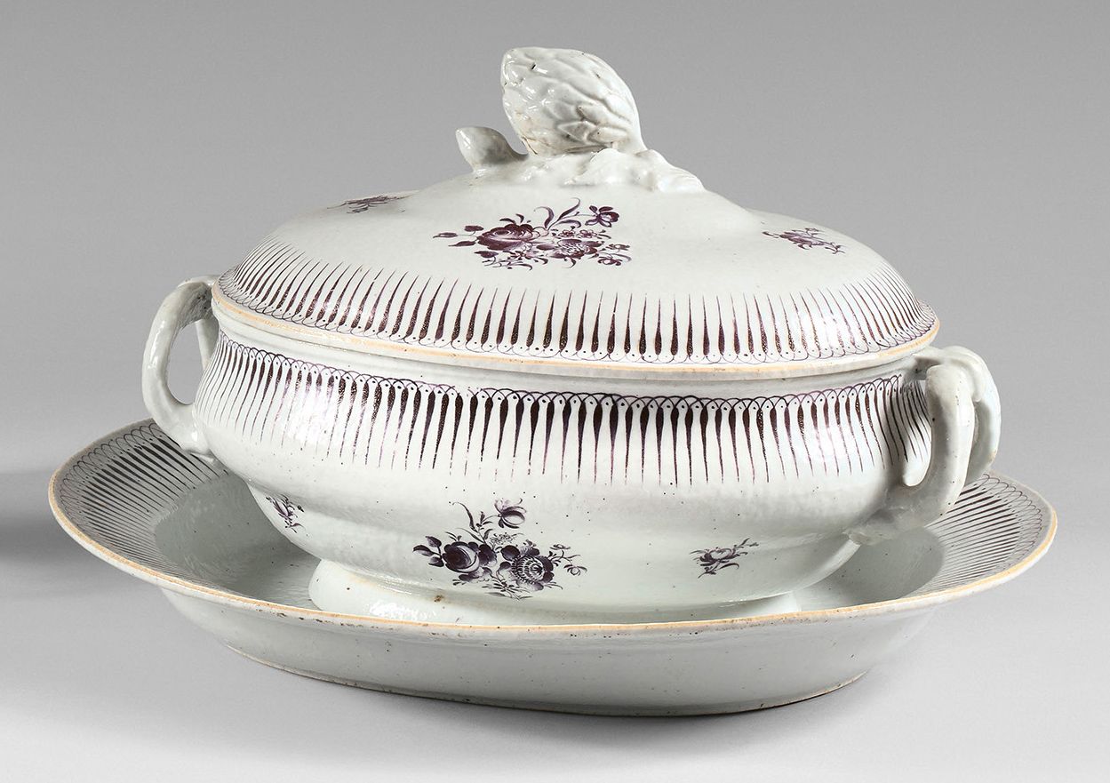 Null Covered tureen and its tray in porcelain of the Compagnie des Indes.
18th c&hellip;