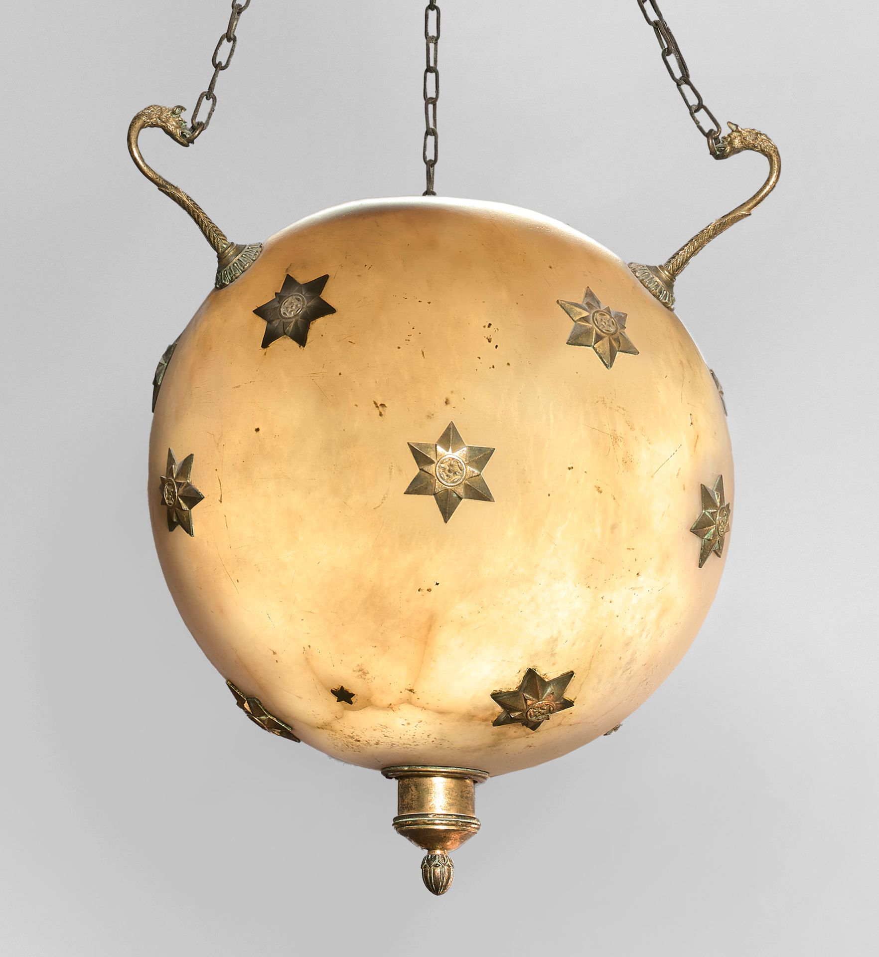 Null Lustre en albâtre en forme de sphère céleste ornée d'étoiles en bronze doré&hellip;