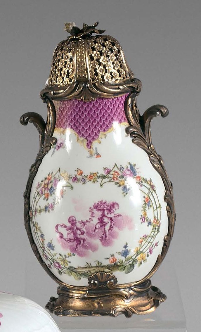 MEISSEN Saupoudroir composé d'un petit vase en porcelaine à décor polychrome d'a&hellip;
