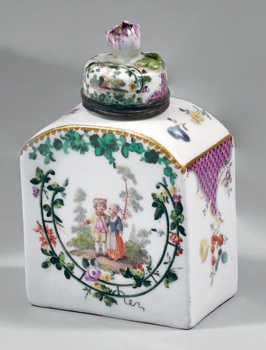 ALLEMAGNE (Meissen) 一个小的长方形有盖茶叶盒，上面有多色的英勇的乡村场景的装饰，周围有鲜花的拱门。
十八世纪。
高度：9.5厘米