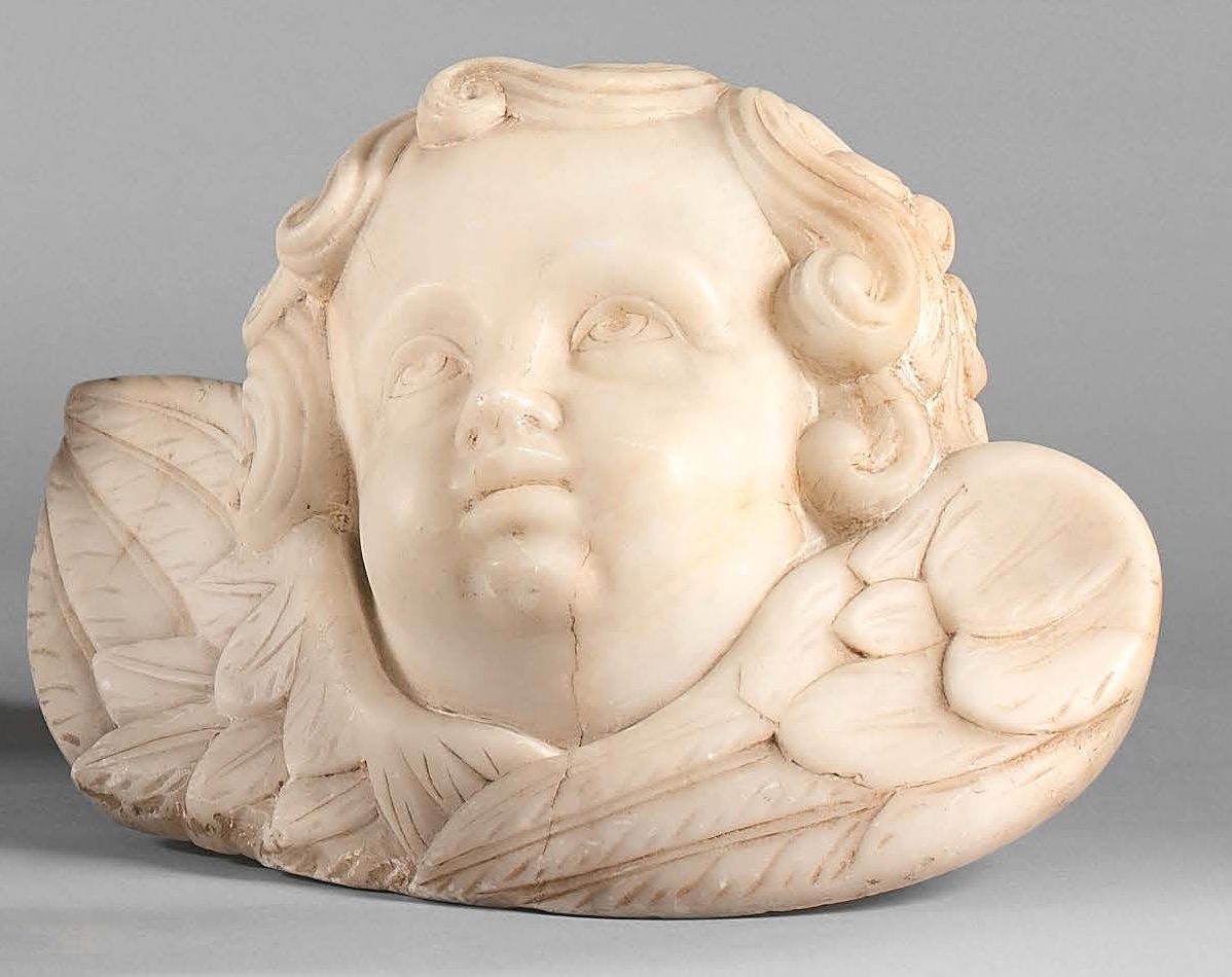 Null Console en albâtre blanc sculpté d'une tête d'angelot.
XVIIIe siècle.
(Prob&hellip;