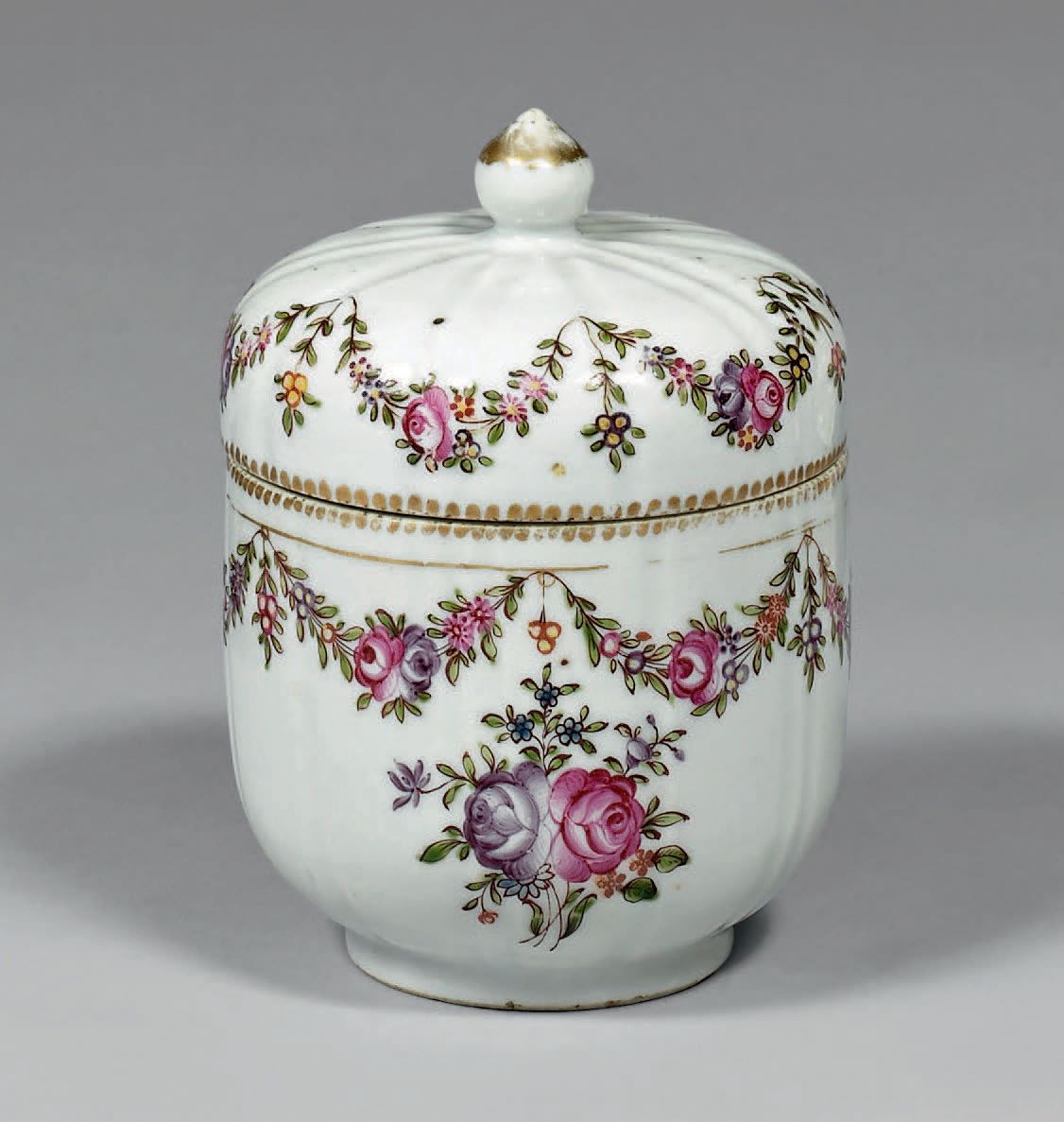 COMPAGNIE DES INDES Sucrier couvert en porcelaine décorée en émaux polychromes d&hellip;