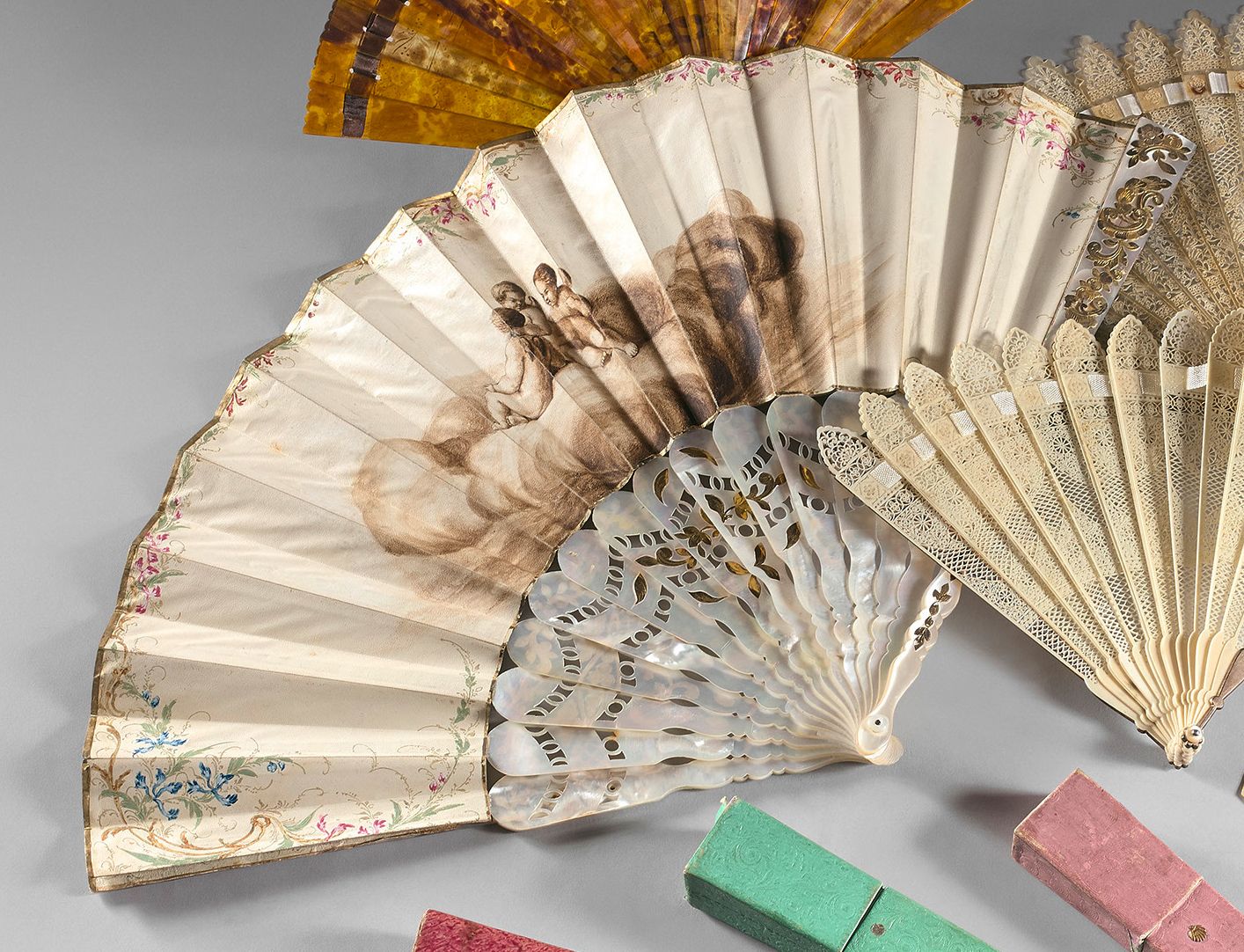 Null Eighteen strands of gilded and pierced mother-of-pearl fan.
Cabretille leaf&hellip;