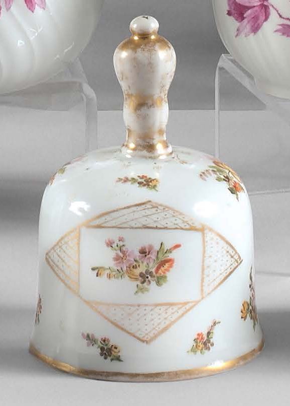 MEISSEN, Marcolini Sonnette de table à décor polychrome de fleurs et d'or.
Début&hellip;