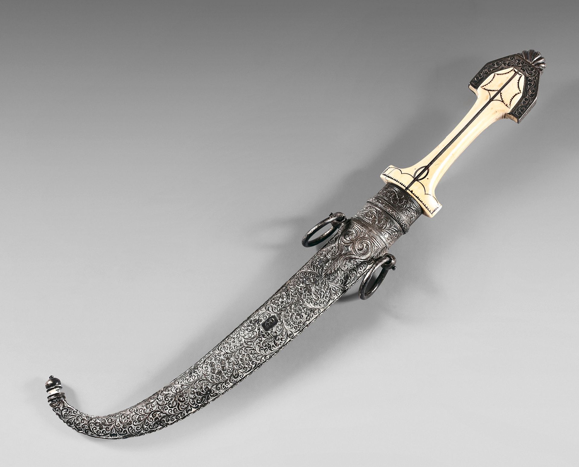Null Koummya 匕首。
银和象牙，银制的刀柄在木芯上。
这把所谓的 Koummya 匕首的手柄是典型的形状，由象牙制成，有精美的风格化装饰。鞍座的末端&hellip;