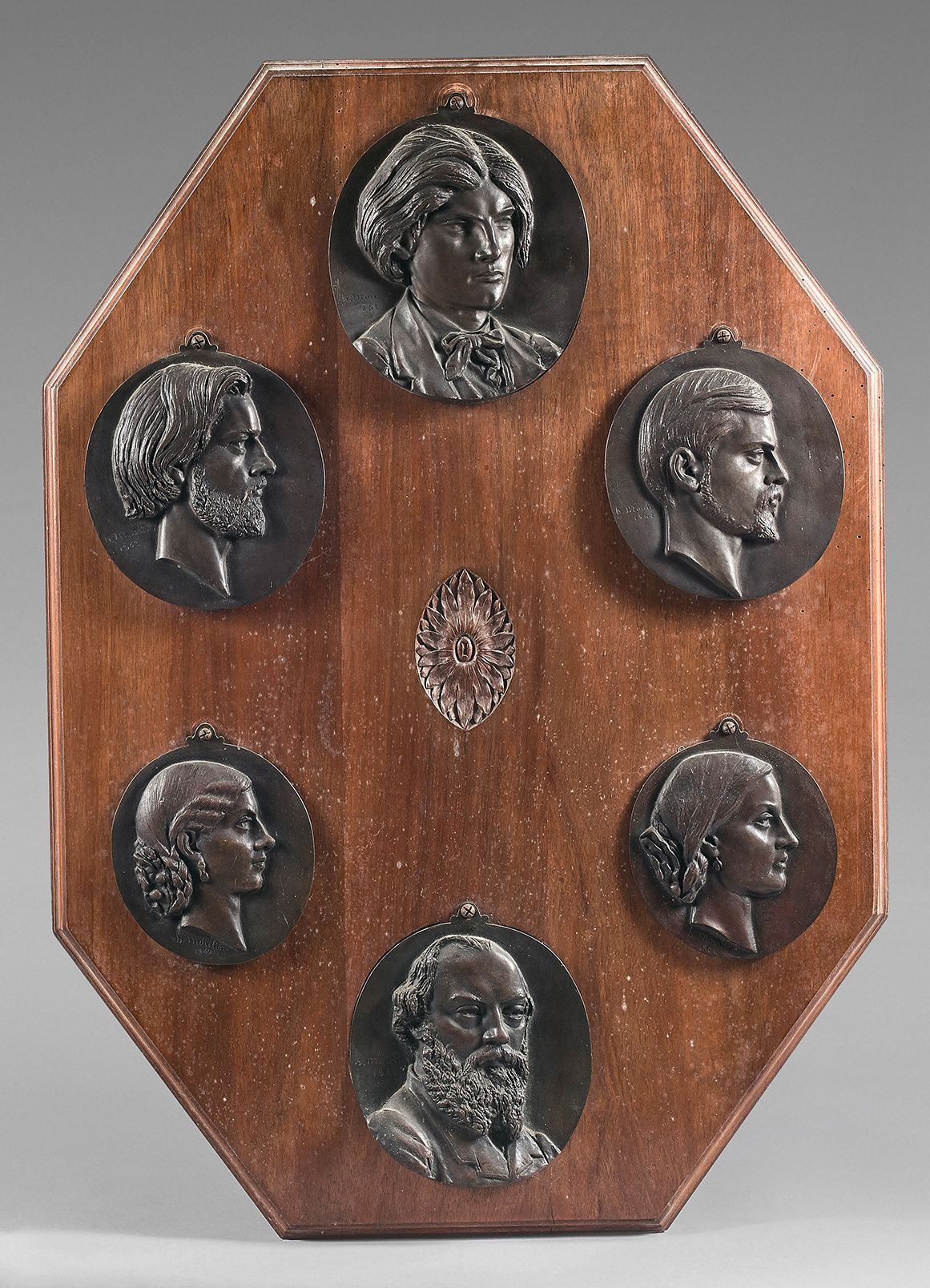 Null Six médaillons en bronze patiné représentant quatre profils d'homme et deux&hellip;