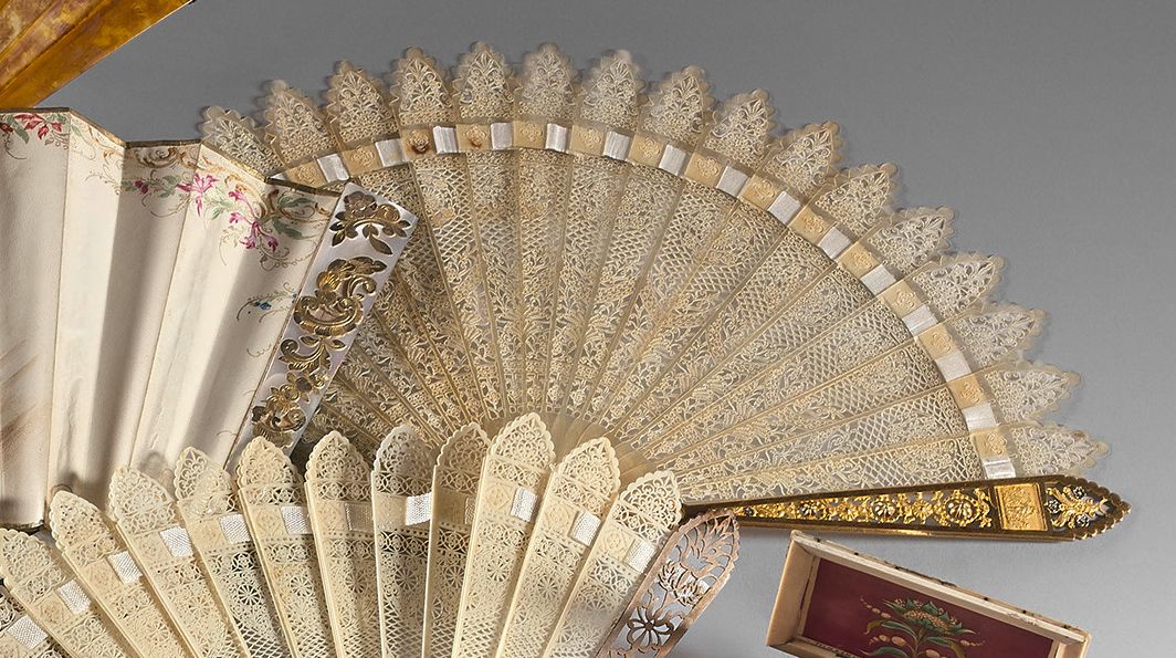 Null Twenty-strand "broken" ivory fan, finely decorated with a lace net. Master-&hellip;