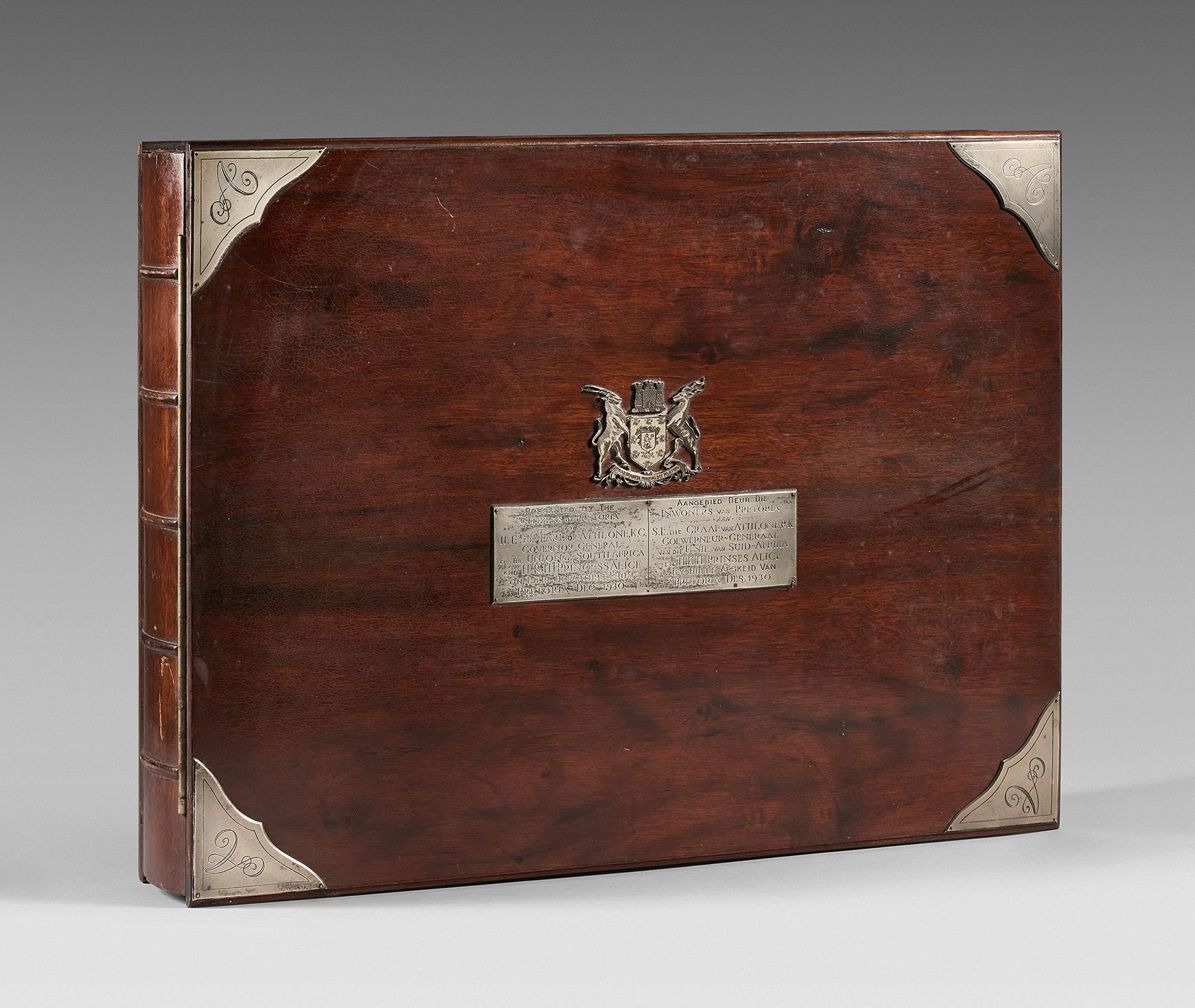 Null 桃花心木箱子是模拟书的形状。镀银金属框架。
，1930年献给比勒陀利亚总督。
 （小事故）。
高度 : 9 cm - 宽度 : 54 cm
深度 : &hellip;