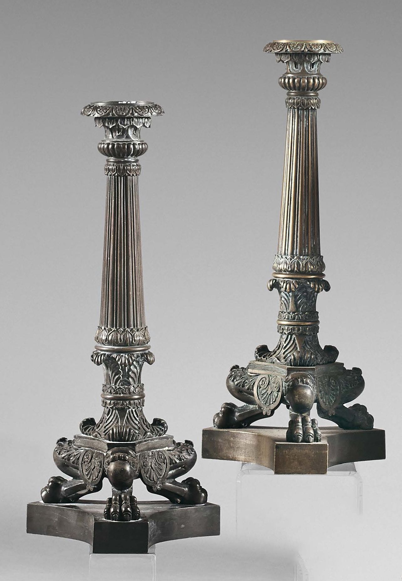 Null 
修复时期
高度：34厘米 - 宽度：12厘米 - 一对有凹槽的铜制火炬，放在带爪子的三脚架底座上。