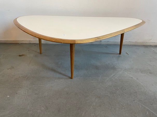 Travail Moderne : Table basse de forme libre en mélaminé blanc reposant sur troi&hellip;
