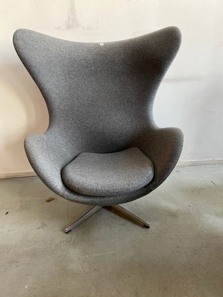 Arne JACOBSEN (1902-1971) : Fauteuil modèle « EggChair », garniture de tissu gri&hellip;