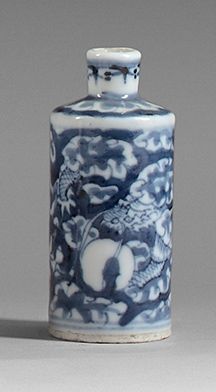 CHINE - XXe siècle Porcelain snuff bottle of truncated cone shape decorated in b&hellip;