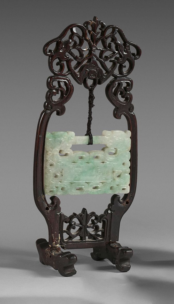CHINE - Vers 1900 Ornamento in giadeite che rappresenta un piatto traforato di v&hellip;