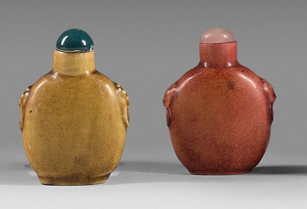 CHINE - XIXe siècle 两个长方形的黄色和橙色釉面的石器鼻烟壶，有两个把手，盖子下面有环形的侧面。
高度：6.4和6.6厘米
石英和绿色玻璃塞子&hellip;