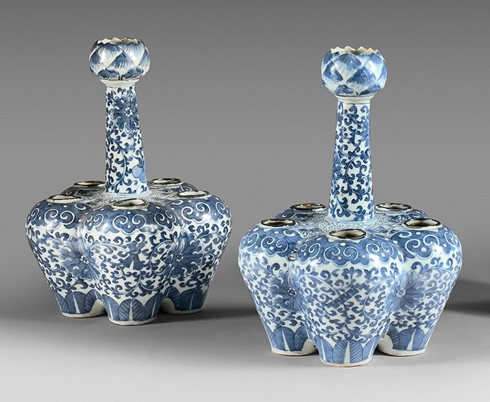 CHINE - XIXe siècle Ein Paar Tulpenbäume aus Porzellan, dekoriert in Unterglasur&hellip;