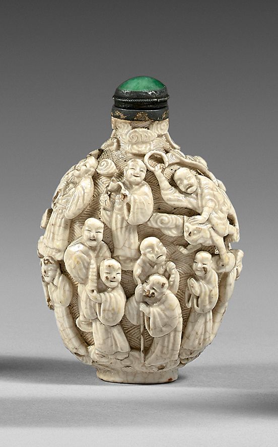 CHINE - XIXe siècle Ovale Tabatière-Flasche aus cremefarbenem, glasiertem Porzel&hellip;