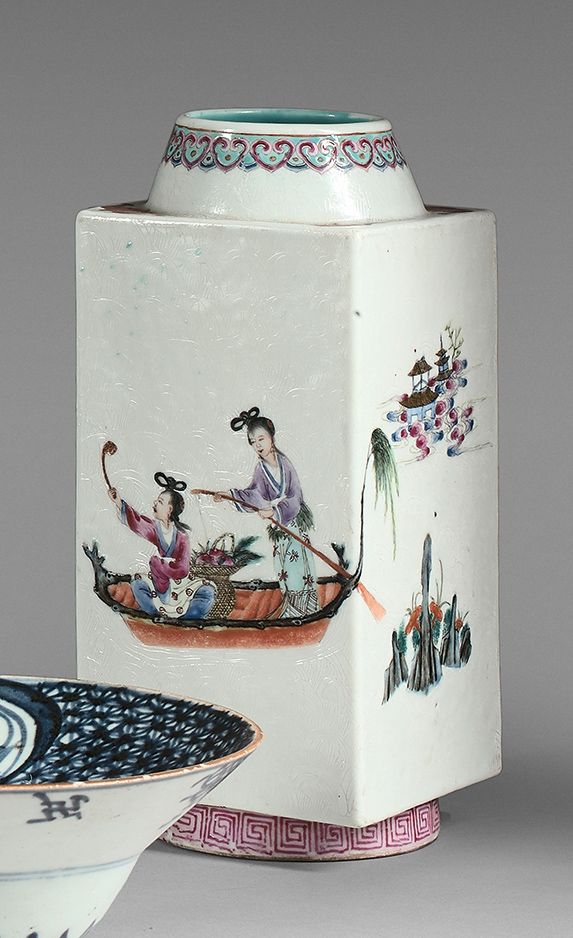CHINE - XXe siècle 方形瓷瓶，装饰有多色珐琅彩的仙人船，肩部装饰有蝙蝠，颈部装饰有如意楣，背面有穿透的天书印记。
 （底部穿透，珐琅彩磨损。）&hellip;