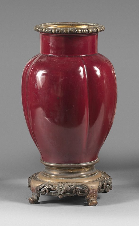 CHINE - XXe siècle Vierlappige Vase aus glasiertem Porzellan mit Ochsenblutmuste&hellip;