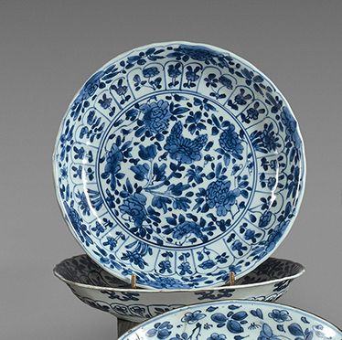 CHINE - Époque KANGXI (1662-1722) 一对瓷杯，釉下青花饰有盛开的牡丹花瓣，杯翼饰有花卉图案和花瓣。在背面，有灵芝的标记。(Chi&hellip;