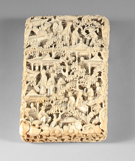 CHINE, Canton - XIXe siècle An ivory card holder with carved decoration of chara&hellip;