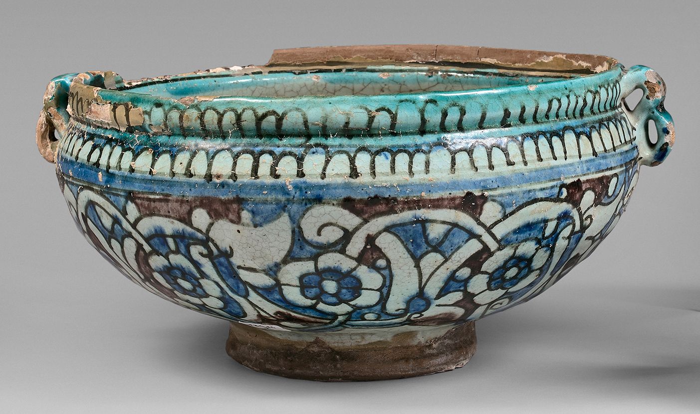 Null 大碗。
无色透明釉下的硅质糊状多色装饰。
中亚，可能是布哈拉，19世纪。
 （修复和磨损）。
高度：14厘米 - 直径：27厘米
这个大型中亚陶瓷碗在&hellip;