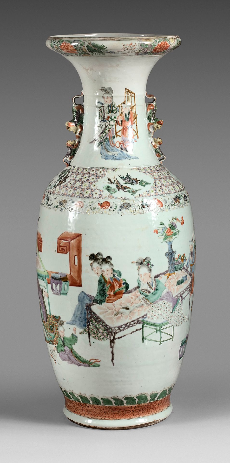 CHINE, Canton - Fin du XIXe siècle 
 （颈部已修复）。瓷质阳台花瓶，颈部呈喇叭状，用多色珐琅彩装饰年轻女子弹琴、读书、纺纱和&hellip;