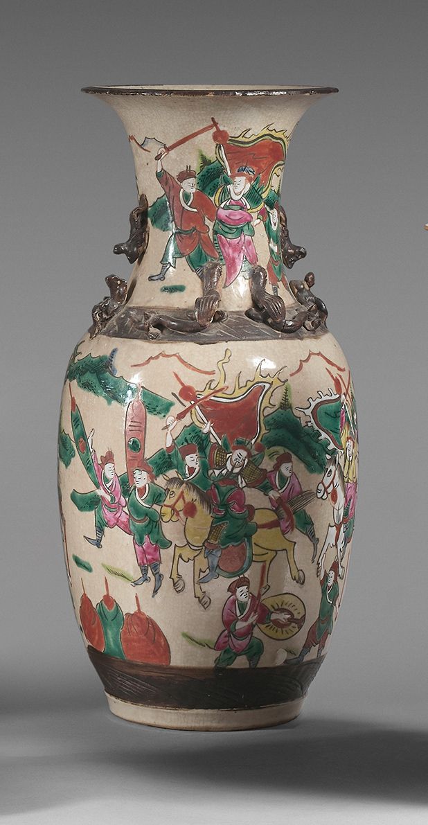 CHINE, Nankin - Vers 1900 A cracked porcelain baluster vase with a flared neck, &hellip;
