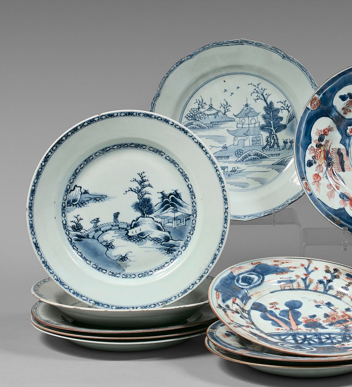 CHINE - époque Qianlong (1736-1795) 六个瓷盘，其中一个是空心的，用釉下青花装饰花卉、荷花和湖泊风景，翅膀上装饰着十字架。(裂&hellip;
