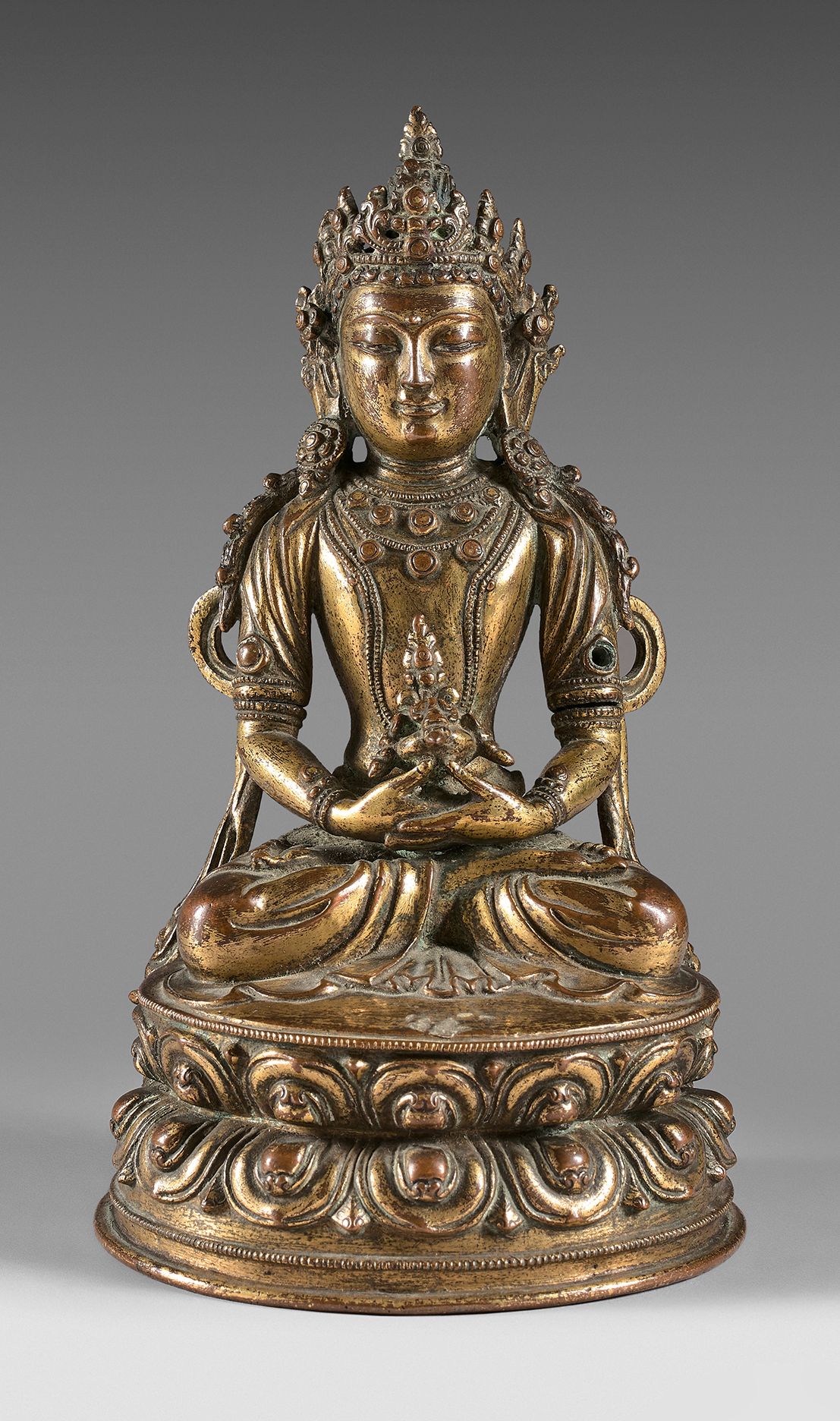 TIBET - XVIe/XVIIe siècle Gilded bronze statue of Amitayus Buddha seated in padm&hellip;