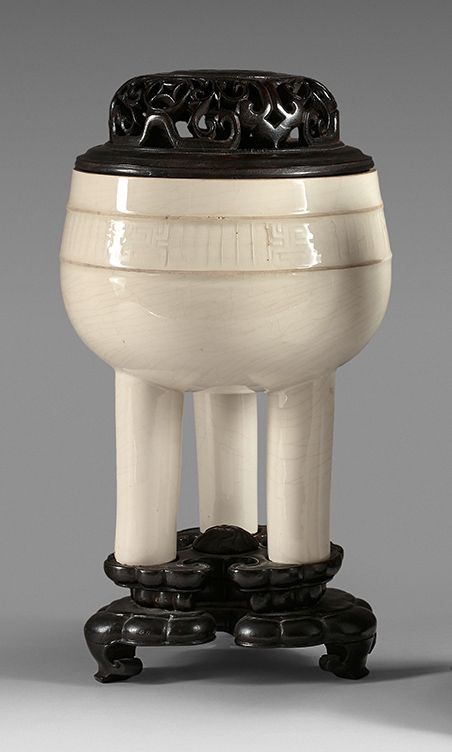 CHINE - XVIIIe siècle Brûle-parfum tripode en grès émaillé blanc à décor incisé &hellip;