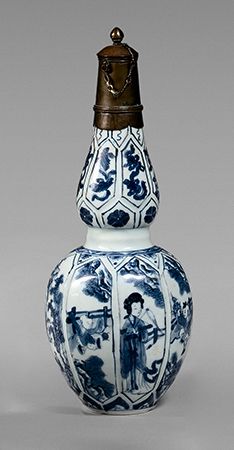 CHINE Aspersorio de porcelana blanca y azul con doble calabaza, decorado en pane&hellip;