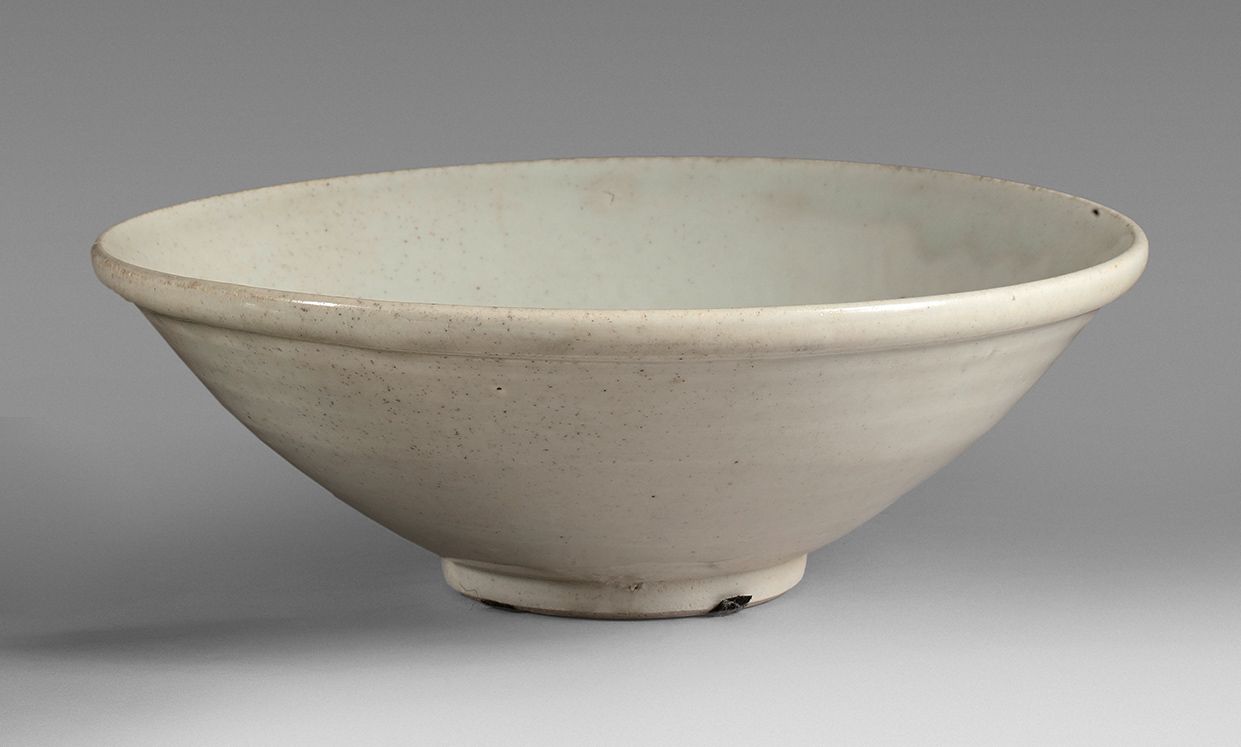 CHINE, Fours de Qingbai - Époque Song (960-1279) A white glazed stoneware flared&hellip;