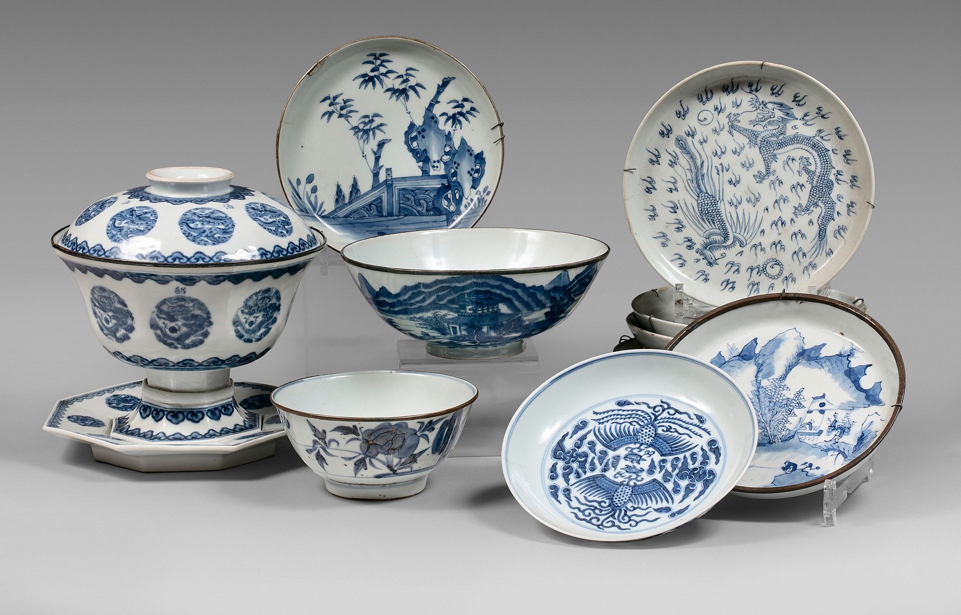 VIETNAM - XIXe siècle 一套蓝釉装饰的瓷器包括：
- 一个有盖的碗在底座上和它的展示架上，装饰有龙的浮雕和如意纹（恢复）。
直径 : 19,&hellip;