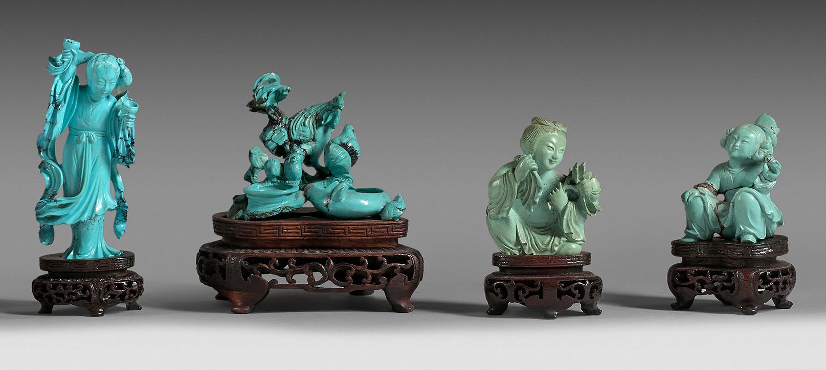 CHINE - XXe siècle 一套绿松石雕像，包括三个站着和蹲着的年轻妇女，手持鲜花和碗，以及一群公鸡、母鸡和小鸡围着水槽的雕像。
 （碎片，修复）。
&hellip;