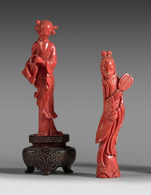 CHINE - XXe siècle 两个年轻女性的珊瑚雕像，手拿扇子站立。
 （其中一个头部修复，有小缺口）。
高度：8.8和9.3厘米
两个木质底座。