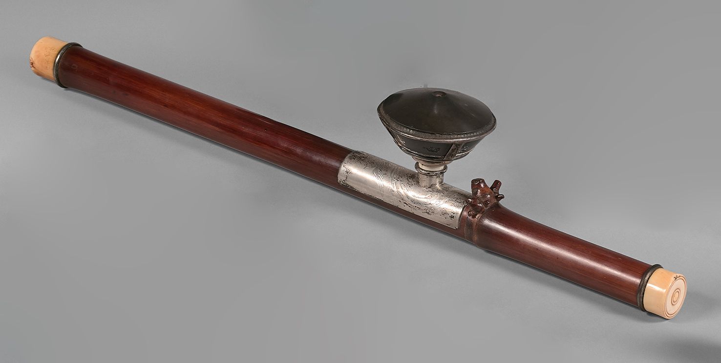 CHINE - Vers 1900 
NOT COMING 

Bamboo opium pipe, the mouthpieces in ivory, the&hellip;