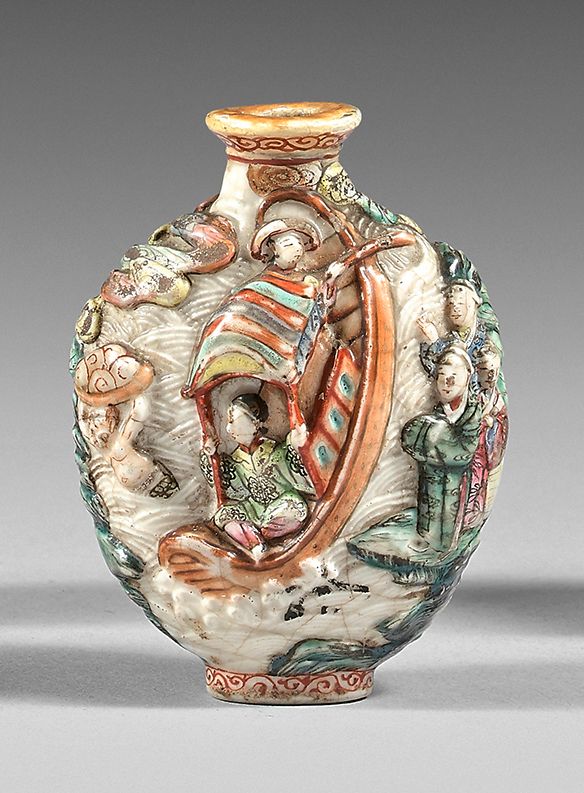 CHINE - XIXe siècle Flacon tabatière en porcelaine moulée et émaillée polychrome&hellip;