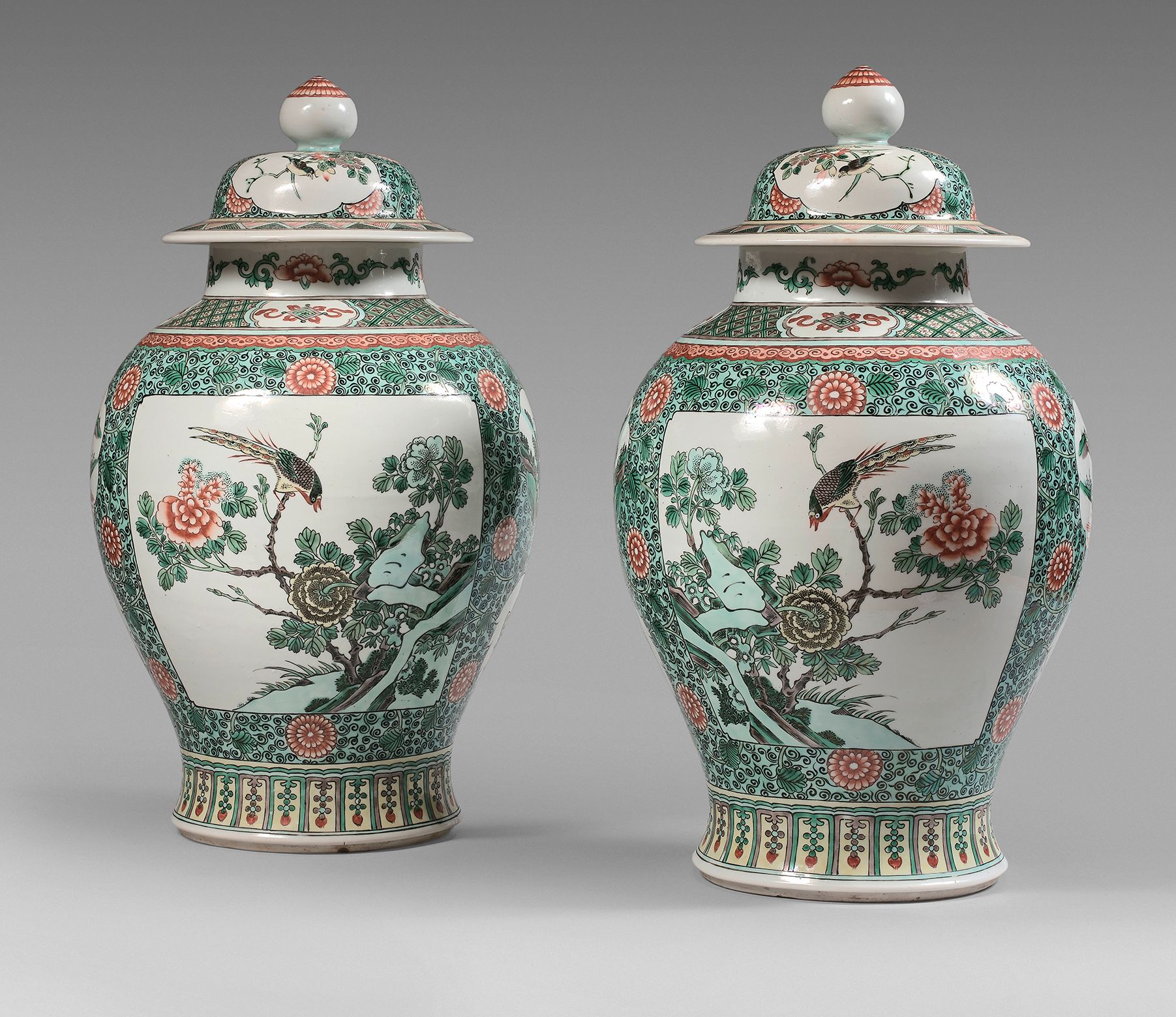 CHINE - Début du XXe siècle A pair of porcelain baluster potiches decorated in p&hellip;