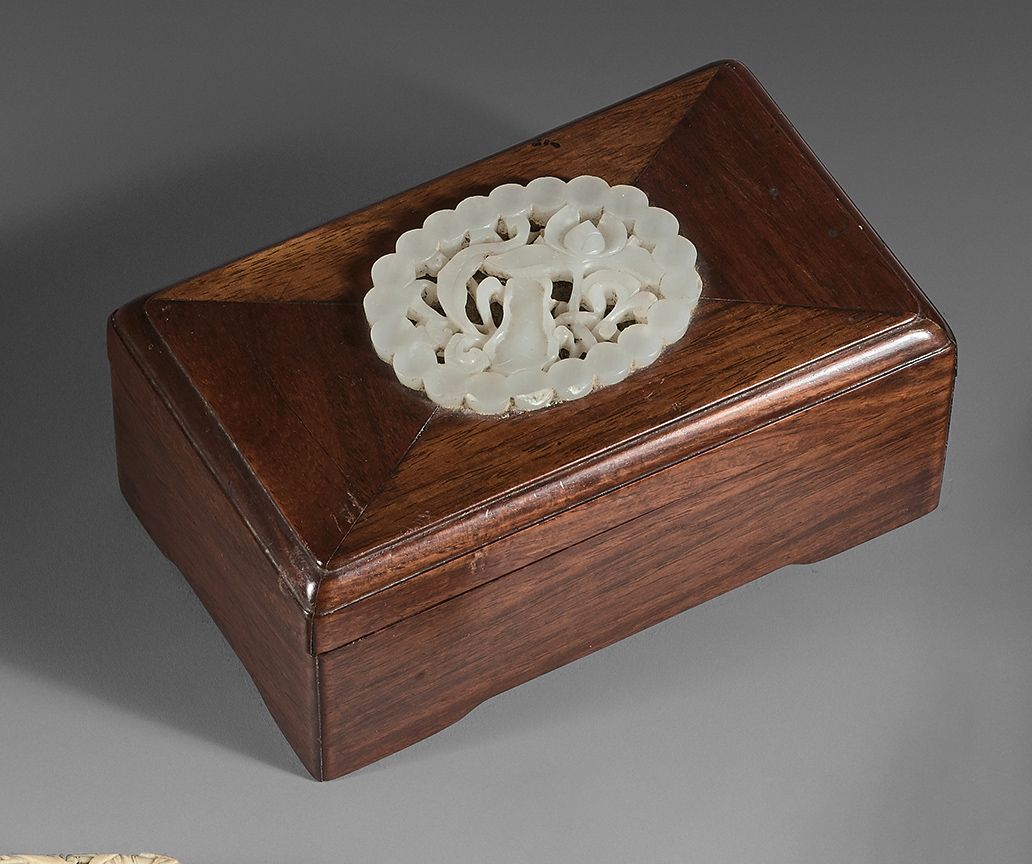 CHINE - XIXe siècle 长方形的木盒上镶嵌着一个椭圆形的装饰品，上面有叶子和莲花的镂空装饰，周围是青花瓷的珍珠。
 （装饰品上有裂痕）。
高度：&hellip;