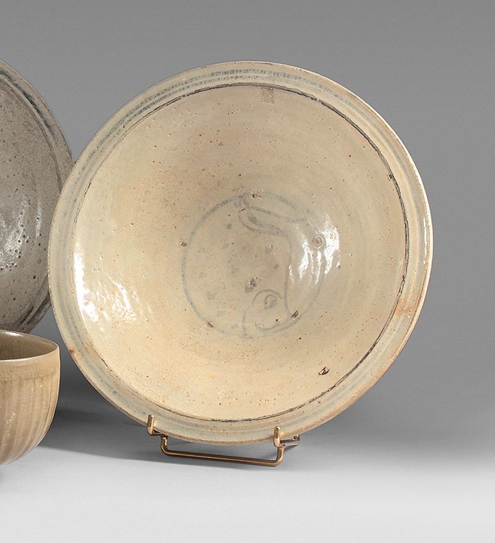 THAILANDE, Sukothai - XIIIe/XIVe siècle Cream and brown glazed stoneware bowl wi&hellip;